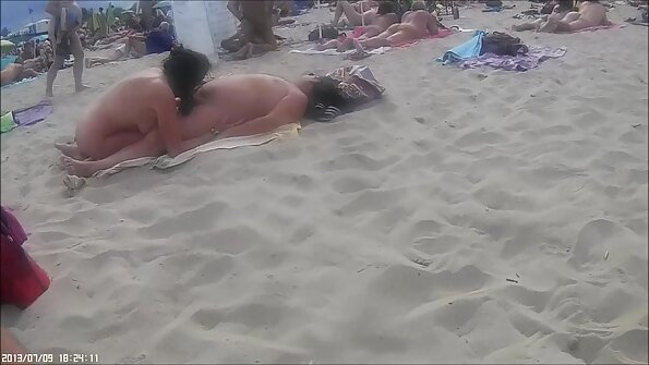 スキニー女性は裸でストリッパーポールの周りで彼女の動きを働いています 無料 セックス 動画 女性 向け
