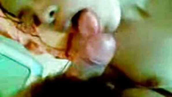 官能的なブロンドは、栄光の穴のディックに彼女の舌を置いています 女性 用 セックス 動画