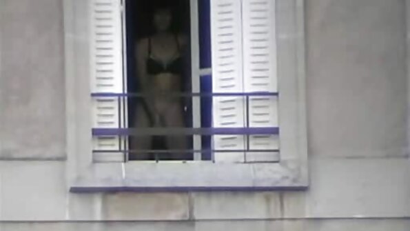 小柄なブロンドのティーンは彼女のアパートで隠されたルームメイトを発見します 女性 用 アダルト ビデオ