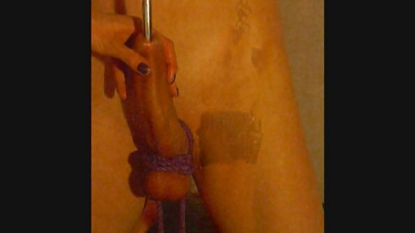 大きなペニスを楽しんでいるセクシーな体を持つ入れ墨された黒檀の女神 エロ 動画 女性 用